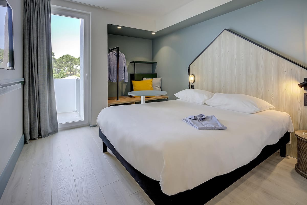 Individually decorated, individually furnished, laptop workspace