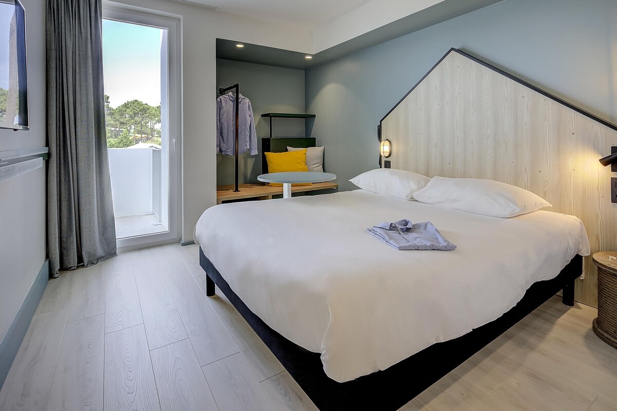 Classic Room, 1 Double Bed | Laptop workspace, blackout curtains, soundproofing