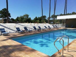 Piscina externa sazonal, guarda-sóis, espreguiçadeiras