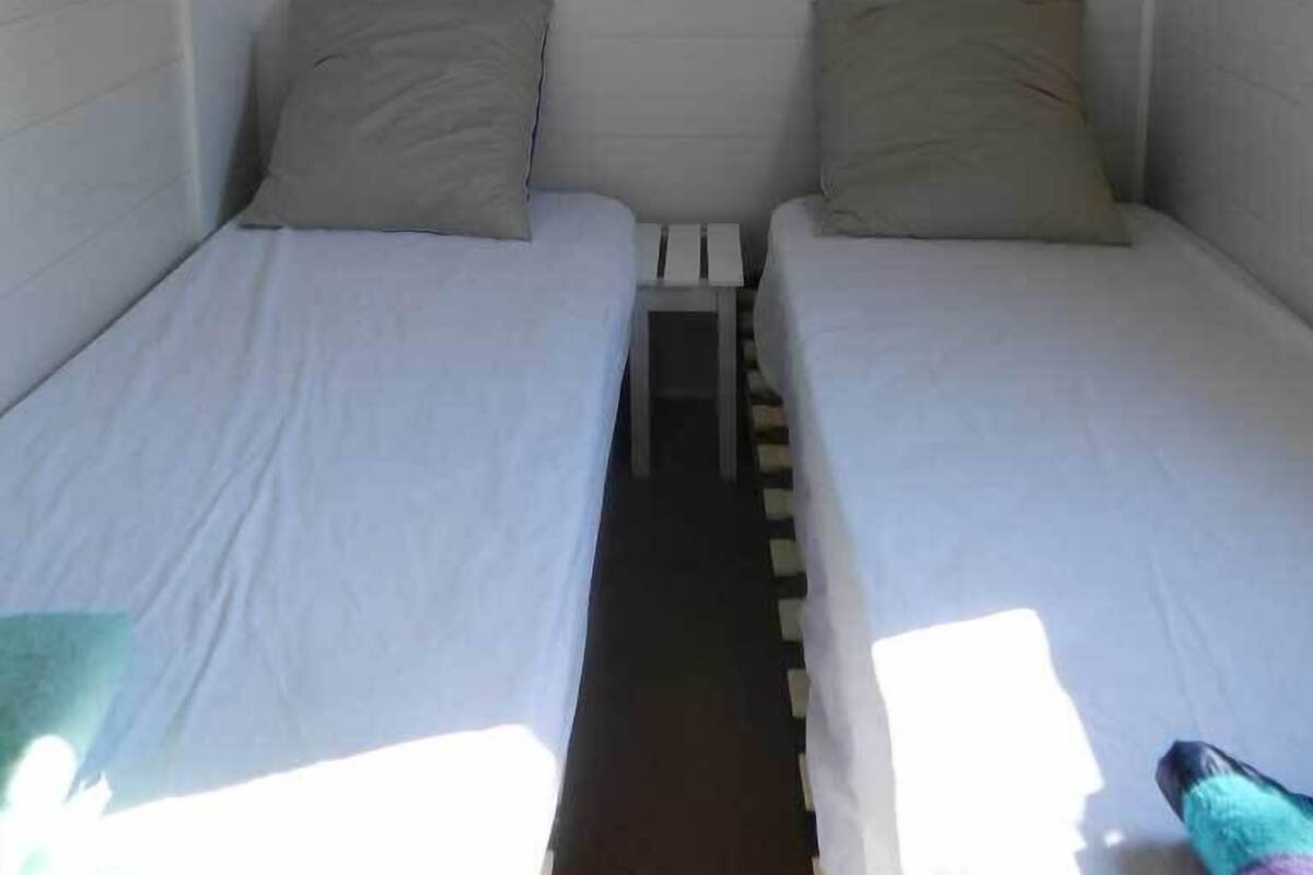 บ้านเคลื่อนที่คอมฟอร์ท (F -4 Pers -Camelia) | เปล/เตียงเด็กอ่อน (ฟรี), ห้องพักตกแต่งอย่างมีเอกลักษณ์