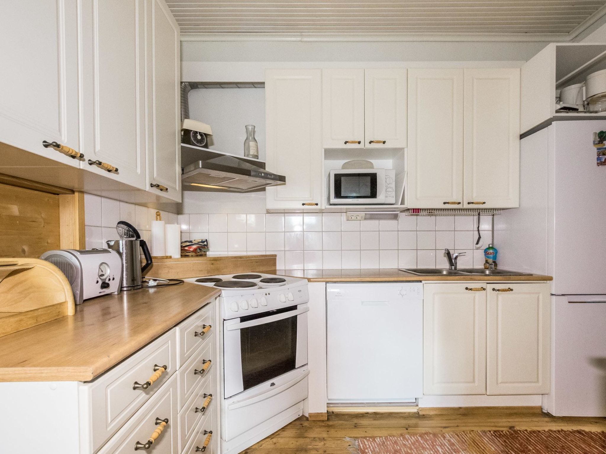 Fridge, microwave, dishwasher, cookware/dishes/utensils