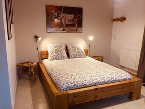 Cortinas opacas, wifi gratis, ropa de cama