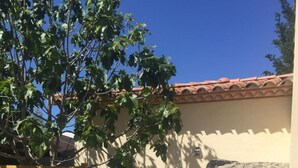 Ein Gebäude mit einer Steinwand und einem Holzzaun.