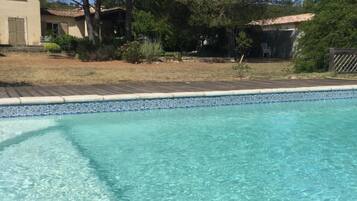 Kolam renang outdoor musiman