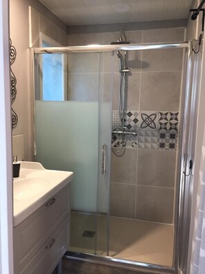 Ducha, secador de pelo, toallas y jabón