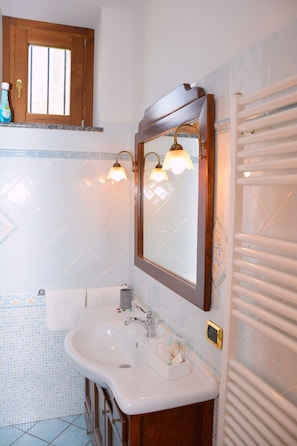 Dutxa, assecador de cabells, bidet i sabó 