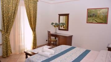 Chambre Double, balcon | Bureau, chambres insonorisées, draps fournis