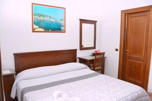 Desk, soundproofing, bed sheets - Agriturismo Il Pettirosso (Agerola)