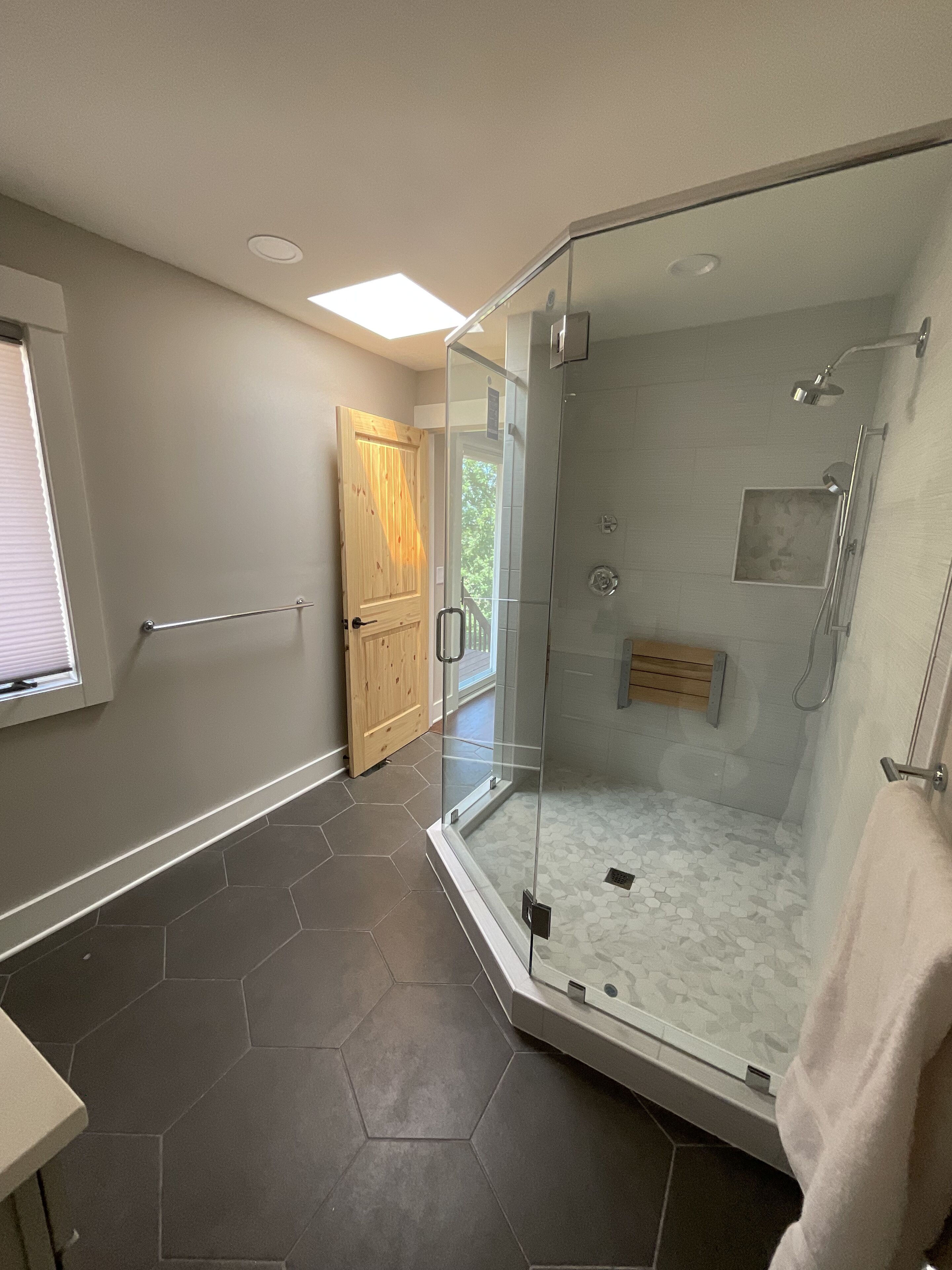 Ensemble douche/baignoire, sèche-cheveux, serviettes fournies, savon
