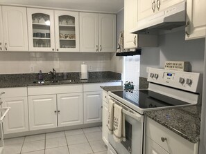 Fridge, microwave, oven, stovetop - Beautiful & Spacious Home with Dock Key Largo (Key Largo)