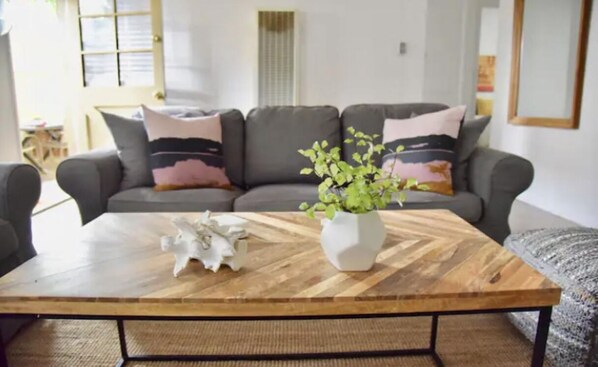 TV, books - Brand New Listing !! Casita Clara (Los Angeles)