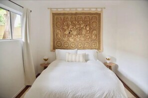 Tabla de planchar con plancha, cunas y ropa de cama