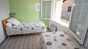 2 bedrooms, iron/ironing board, travel cot, free WiFi