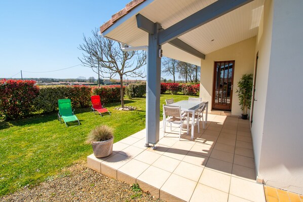 Outdoor dining - Furnished house F3 on one level in Landes Chalosse in a gourmet region. (saint geours d auribat)
