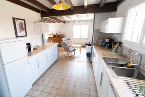 Fridge, microwave, oven, stovetop - Furnished house F3 on one level in Landes Chalosse in a gourmet region. (saint geours d auribat)