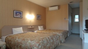 A hotel room with two beds, a desk, and a television. - Family Lodge Hatagoya Nasu (Nasu)