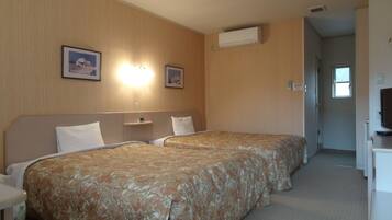 12 kamar tidur, meja kerja, dan Wi-Fi gratis