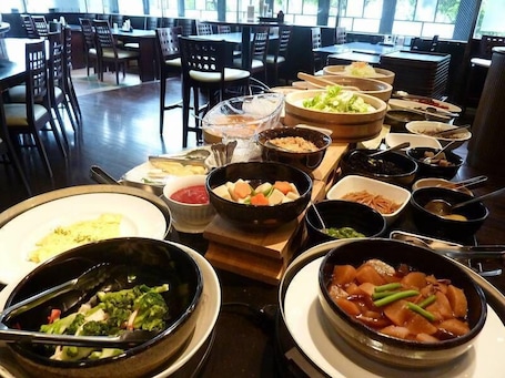 Dining. Kuwana Park Hotel