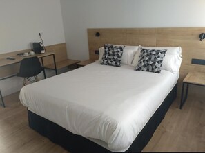 Desk, blackout drapes, soundproofing, free WiFi - Hotel Entrerailes (Casalarreina)
