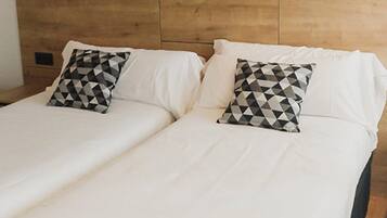 Habitació amb dos llits individuals | Escriptori, cortines opaques i habitacions insonoritzades