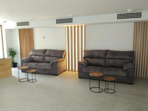 Lobby sitting area - Hotel Entrerailes (Casalarreina)