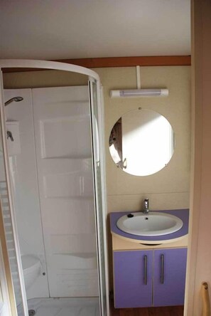 Shower, towels - Camping Les Tilleuls - Chalets (Rocamadour)