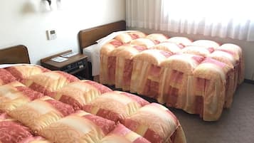 Escritorio y tabla de planchar con plancha