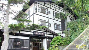 Exterior detail - Nushiyu Ryokan (Kusatsu)