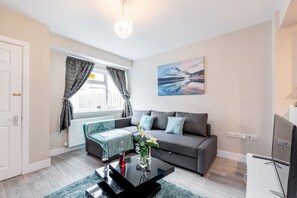 Lobby sitting area - HiikotsHomes - Dartford (Dartford)