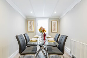 In-room dining - HiikotsHomes - Dartford (Dartford)