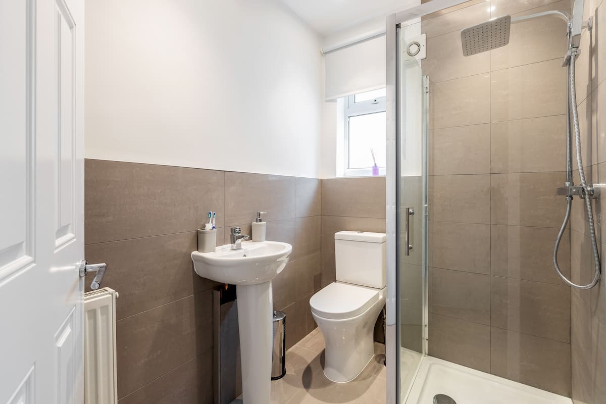 Classic Bungalow | Bathroom | Free toiletries, towels, soap, shampoo
