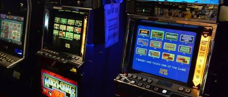 Une rangée de machines à sous proposant différents jeux, comme « Game King » et « MultiGame ».