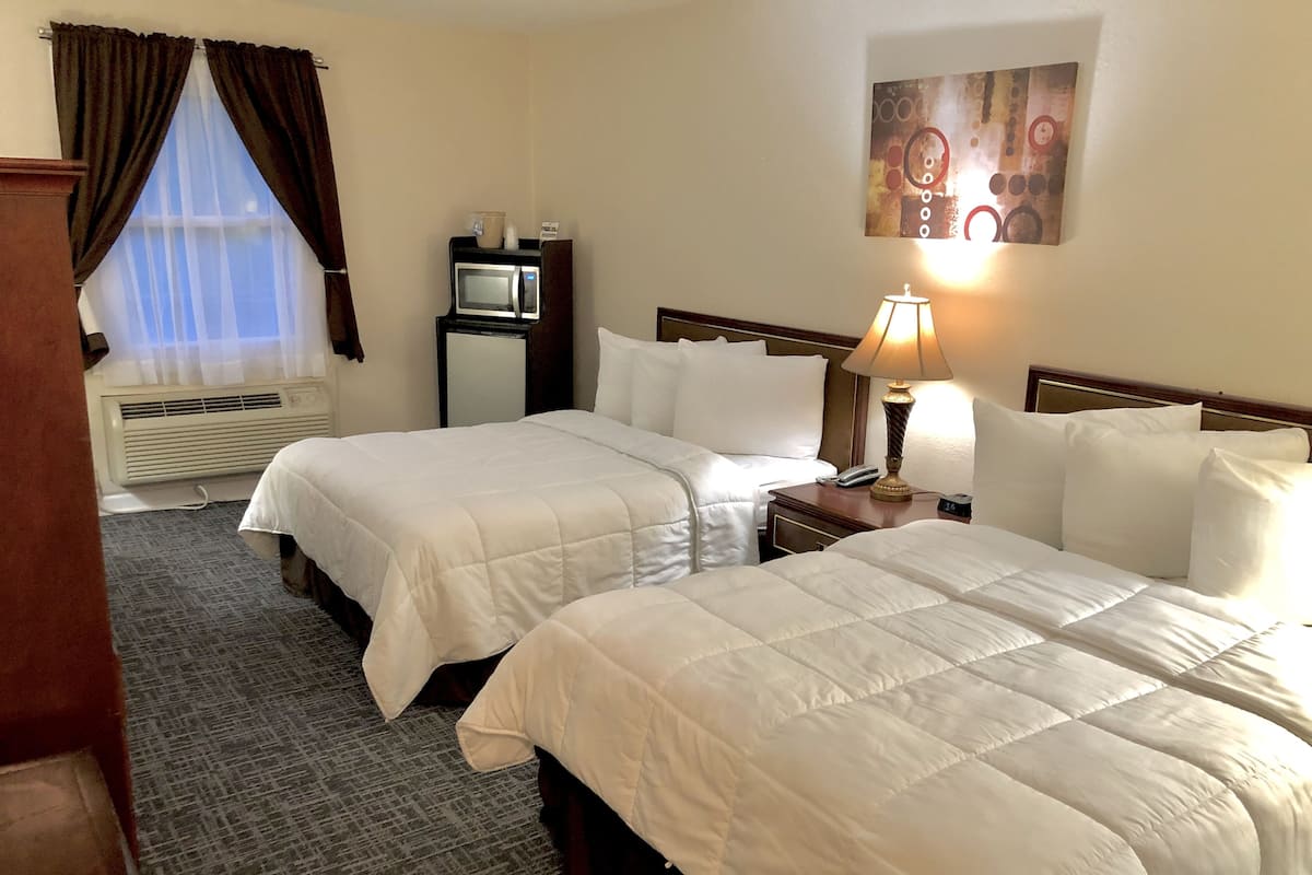 ห้องดับเบิล, เตียงใหญ่ 2 เตียง | ผ้าม่านกันแสง, เตารีด/โต๊ะรีดผ้า, Wi-Fi ฟรี, ผ้าปูที่นอน