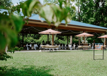 Área externa para banquete. Bicentennial Inn