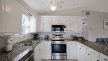 House, 3 Bedrooms | Private kitchen | Coffee/tea maker