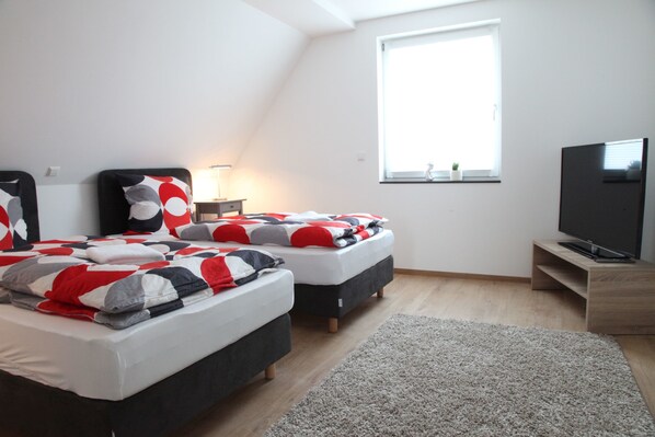 Departamento (Esslingen) | Escritorio, espacio para trabajar con laptop y insonorización 