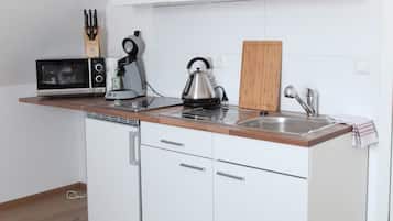 Apartment (Esslingen) | Private kitchen | Fridge, microwave, oven, stovetop