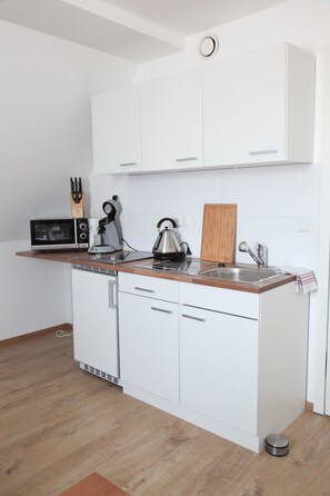 Departamento (Esslingen) | Cocina privada | Refrigerador, microondas, horno y parrilla de estufa 