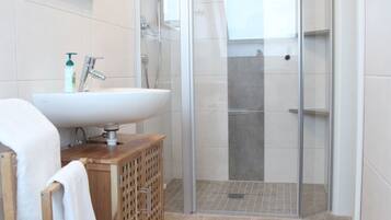 Apartment (Esslingen) | Bathroom | Shower, hair dryer, towels