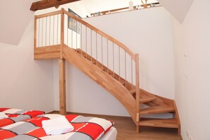 Desk, laptop workspace, soundproofing, free WiFi - Schwaben Apartment (Oberboihingen)