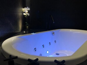 Shower, jetted bath, hair dryer, bathrobes - LuMa Suite Via Veneto Roma 29 (Roma)