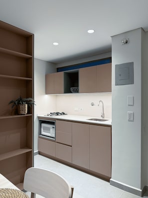 Cafeteira/chaleira, geladeira, micro-ondas, cooktop