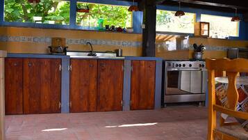 Réfrigérateur, four, plaque de cuisson, cafetiÚre/bouilloire