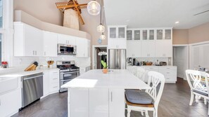 Micro-ondas, fogão, cooktop, cafeteira/chaleira