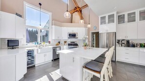 Een magnetron, een oven, een kookplaat, een koffiezetapparaat/waterkoker