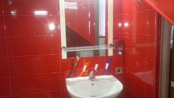 Hiustenkuivaaja, pyyhkeet, vessapaperi