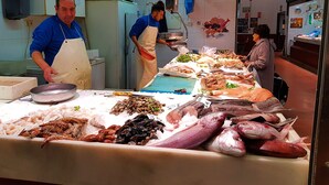 Una exhibición de mariscos con distintos tipos de pescado y productos del mar.