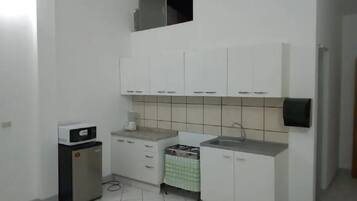 Mikrowelle, Wasserkocher, Küchenrolle