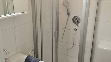 シャワー、ヘアドライヤー、タオル、石鹸