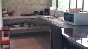 Coffee/tea maker, microwave, toaster, cookware/dishes/utensils - THE FIELD MATAPALO. (puntarenas)